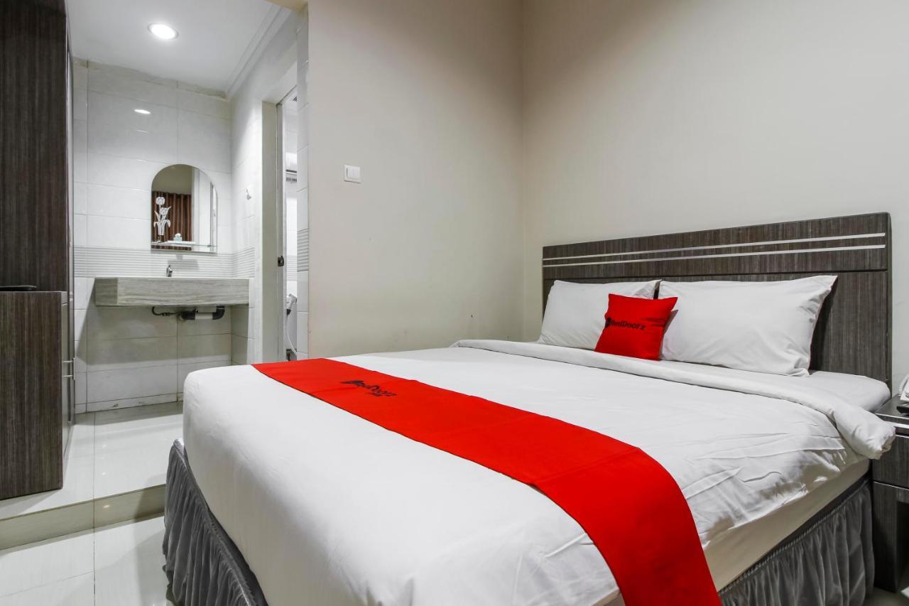 RedDoorz Plus Syariah @ Jalan Sriwijaya Medan Zewnętrze zdjęcie